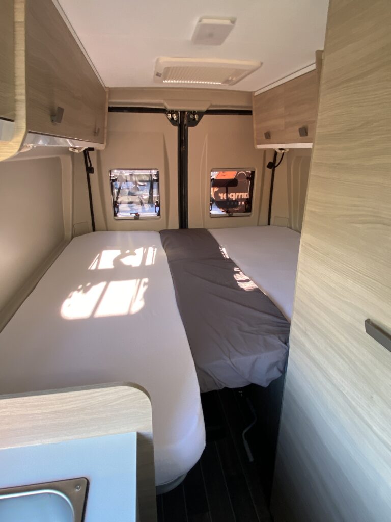 Rent a Camper: Forster Campervan mit Längsbetten