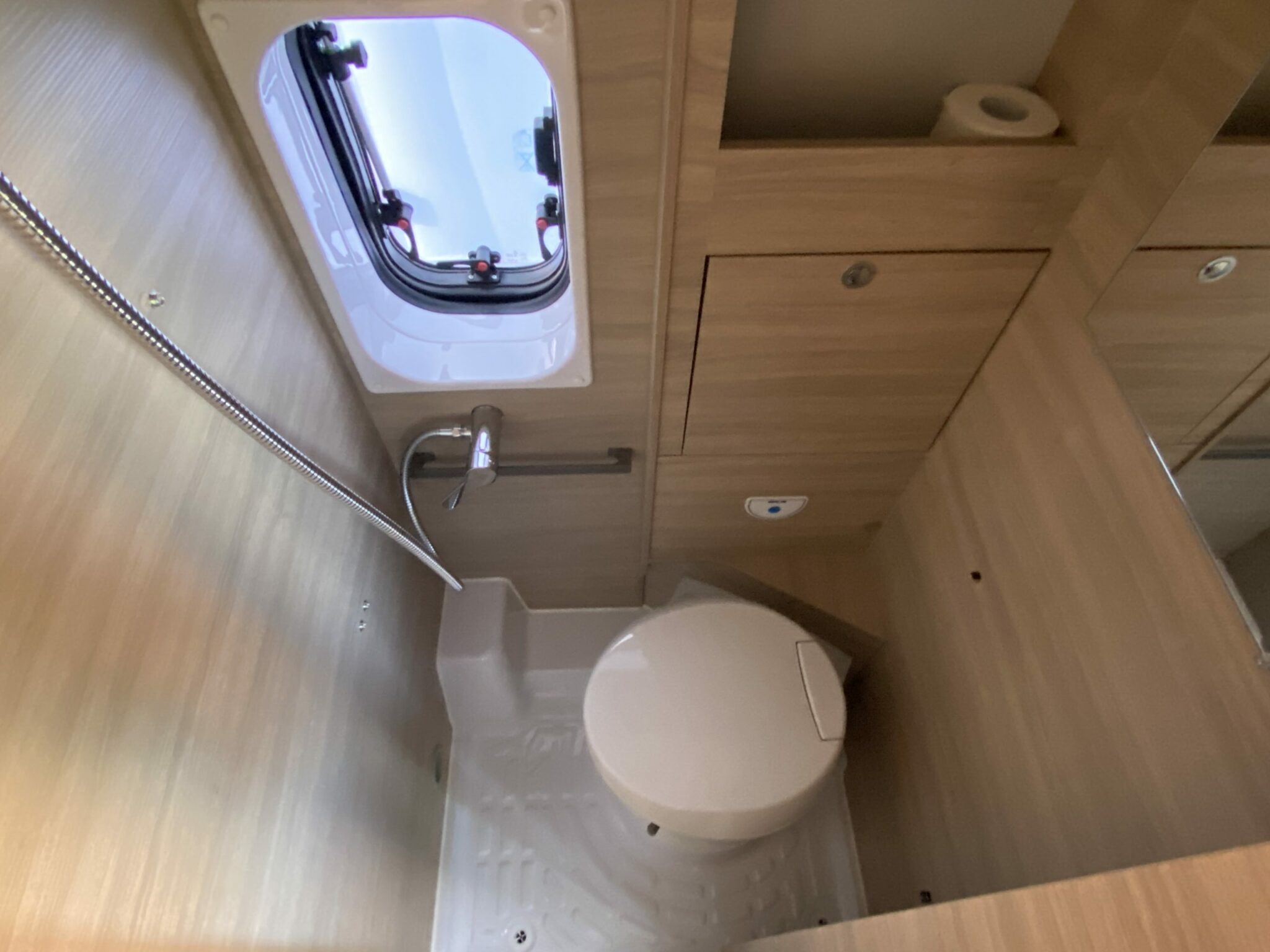 Rent a Camper: Forster Campervan mit Längsbetten