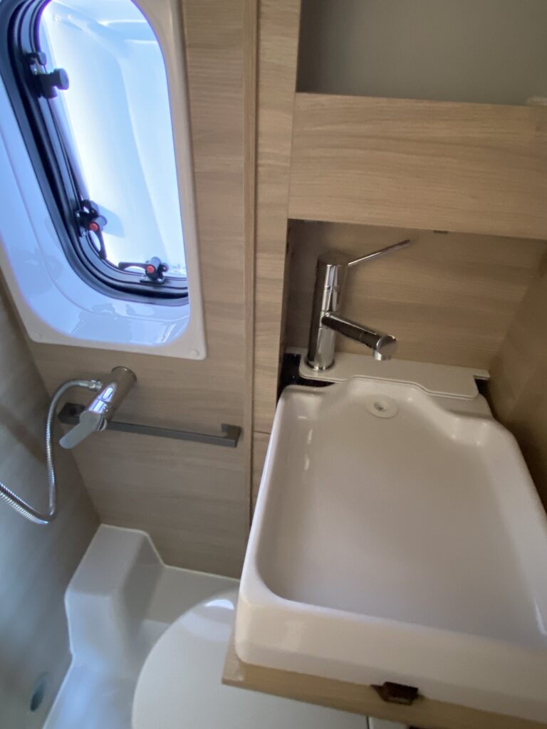 Rent a Camper: Forster Campervan mit Längsbetten