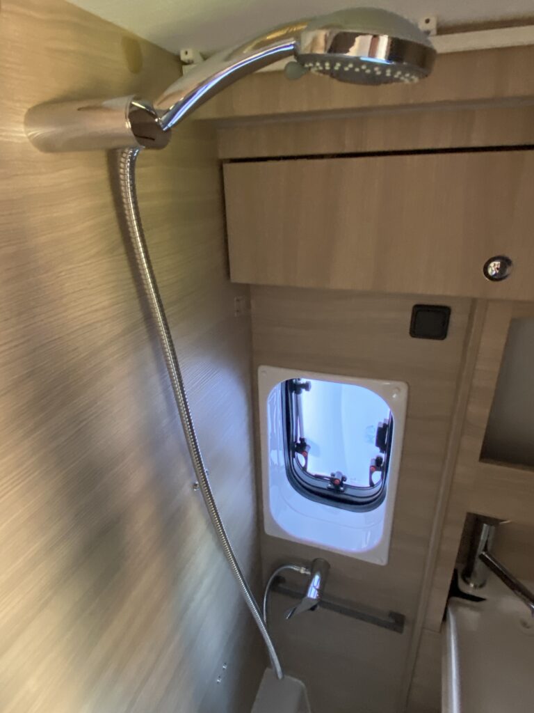 Rent a Camper: Forster Campervan mit Längsbetten