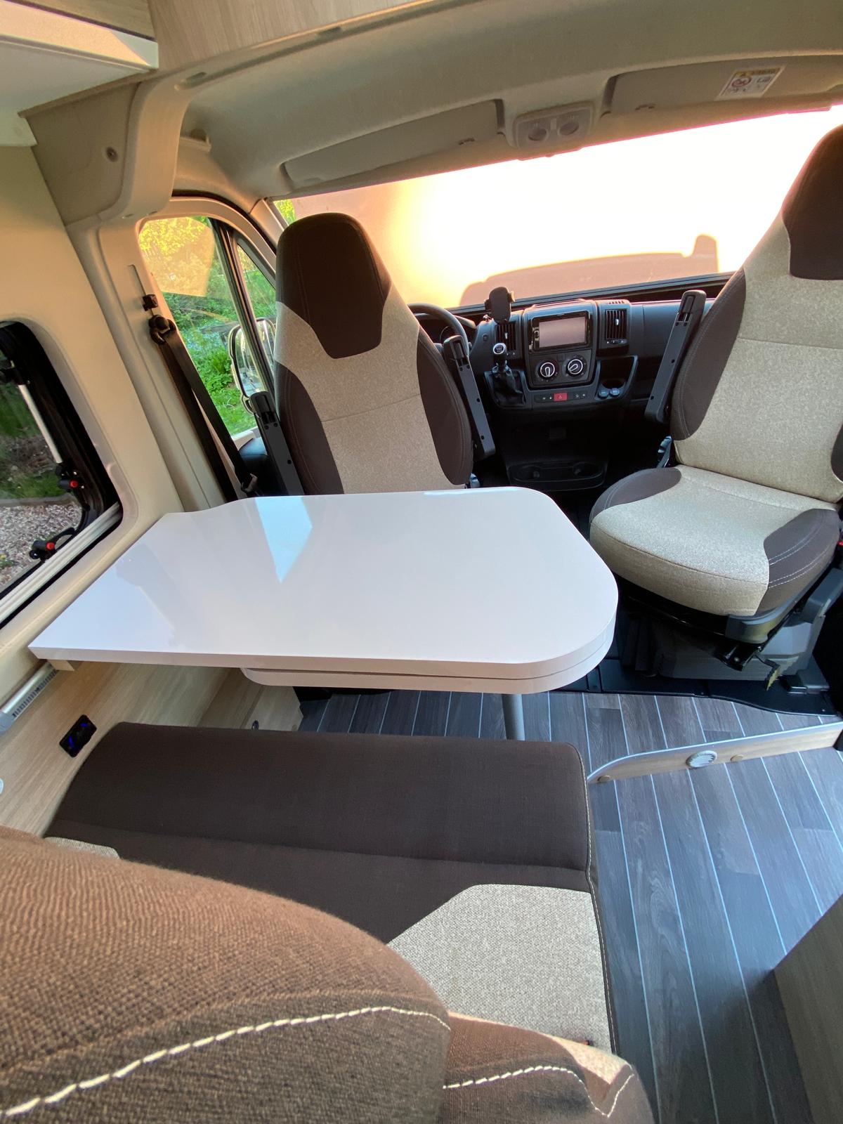 Rent a Camper: Forster Campervan mit Längsbetten