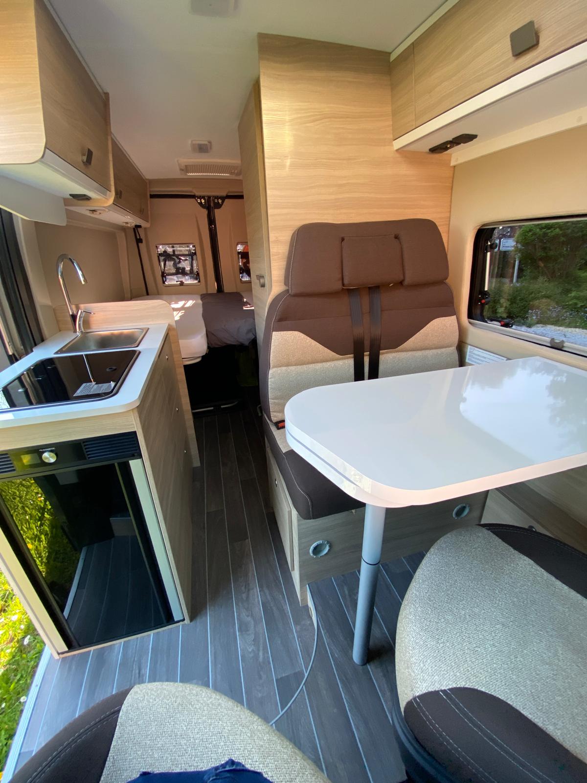 Rent a Camper: Forster Campervan mit Längsbetten