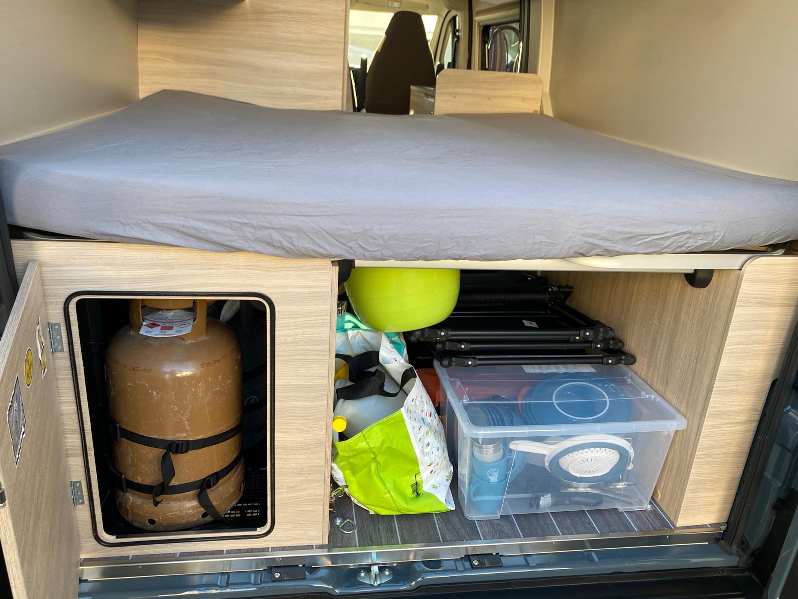 Rent a Camper: Forster Campervan mit Längsbetten