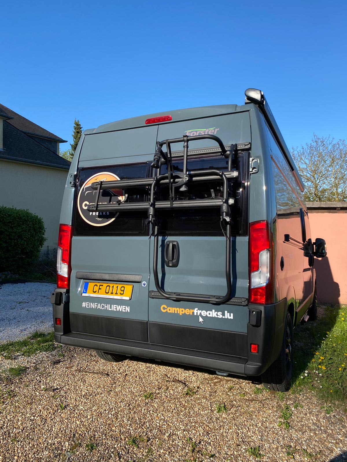 Rent a Camper: Forster Campervan mit Längsbetten