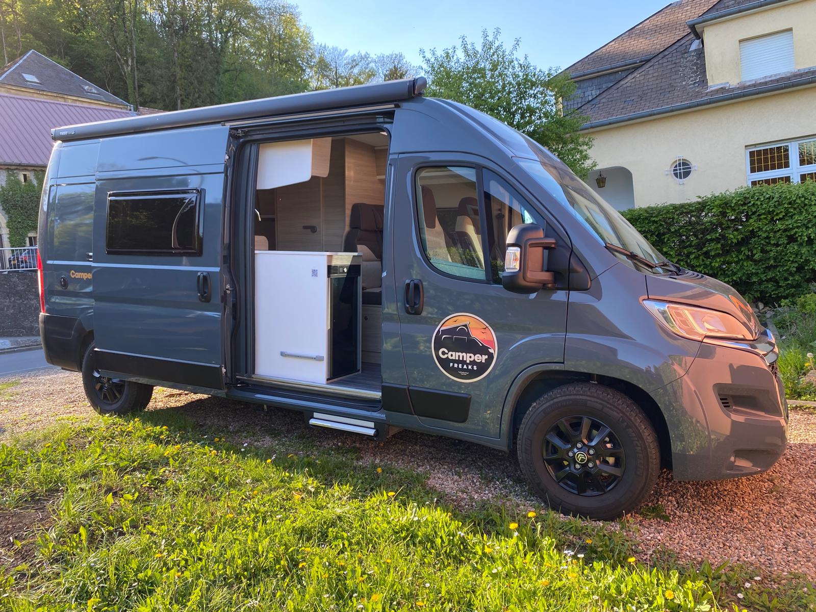 Rent a Camper: Forster Campervan mit Längsbetten