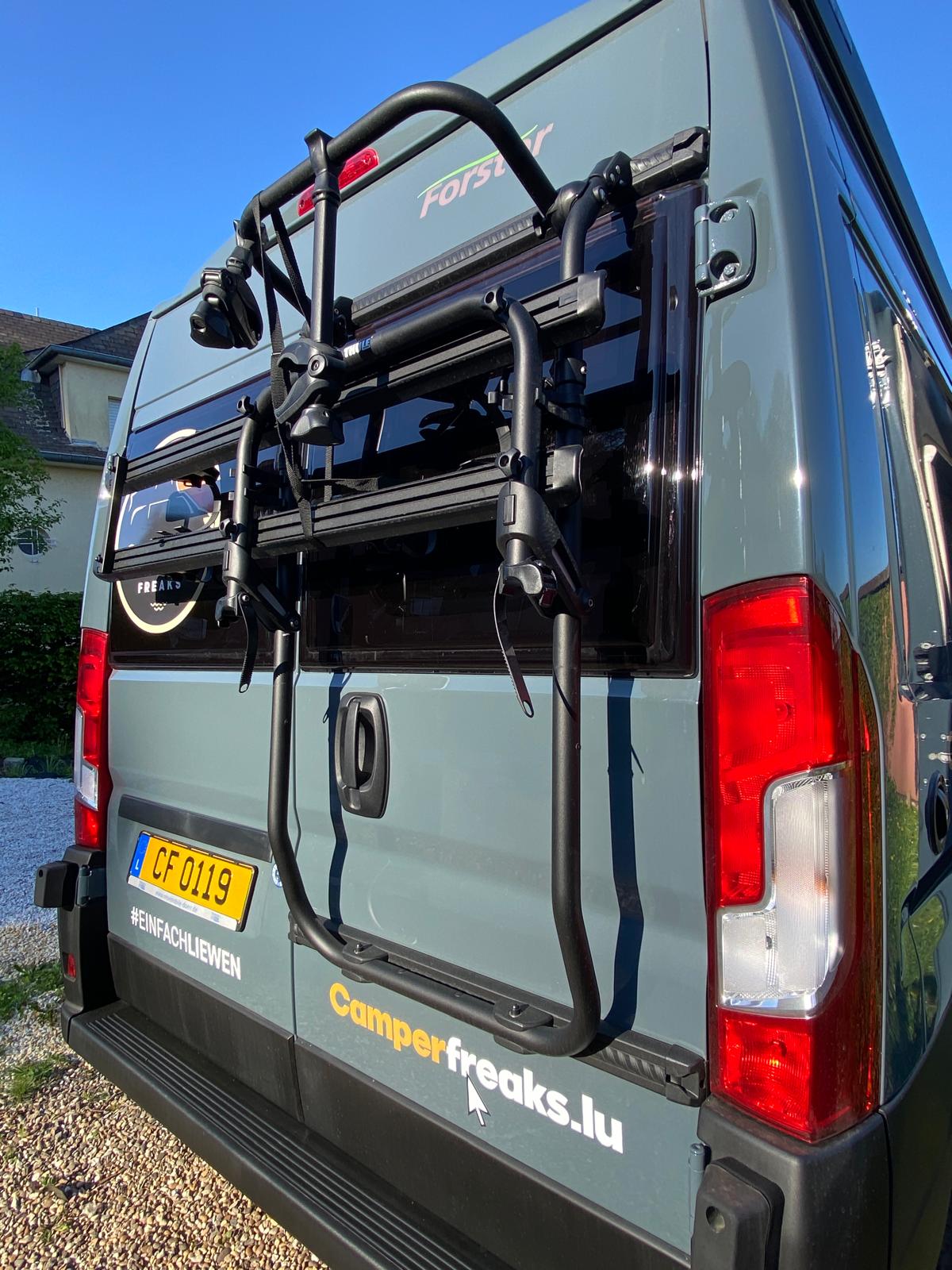 Rent a Camper: Forster Campervan mit Längsbetten