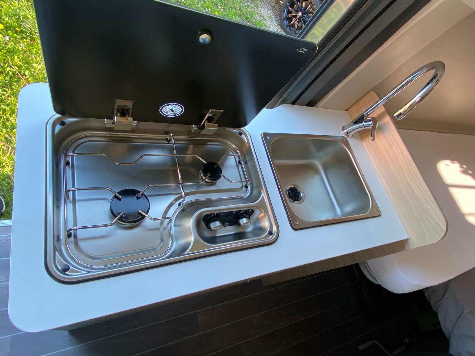 Rent a Camper: Forster Campervan mit Längsbetten