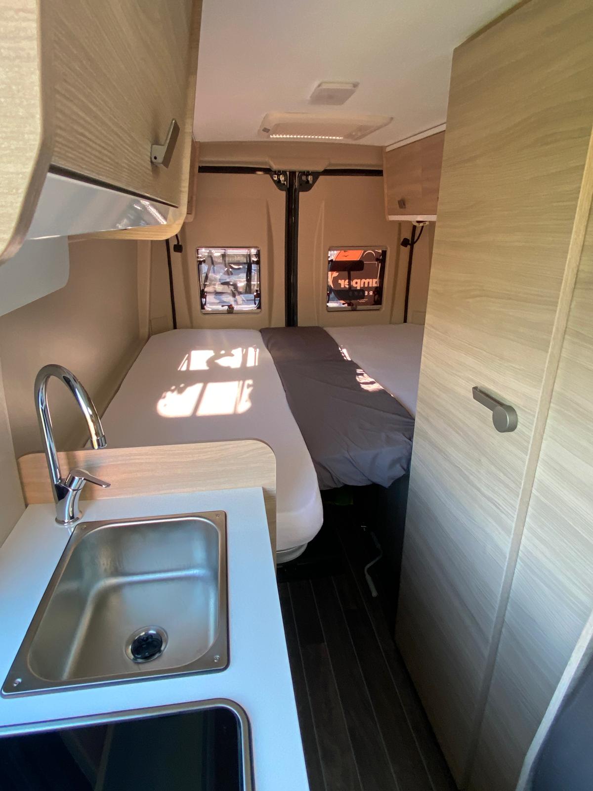 Rent a Camper: Forster Campervan mit Längsbetten