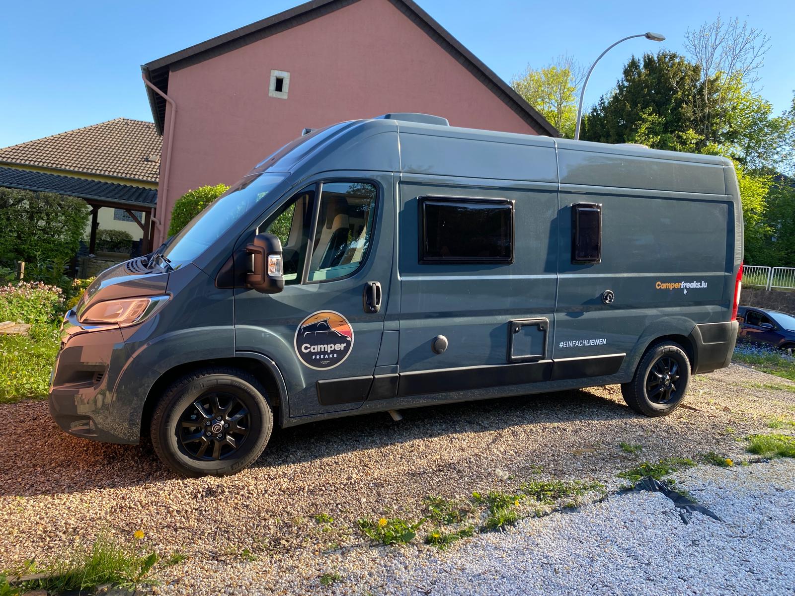 Rent a Camper: Forster Campervan mit Längsbetten